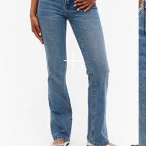 Säljer ett par blå bootcut jeans från monki i storlek 36. Bra skick och säljer då de inge kommit till användning. Köpare står för frakt💗💗