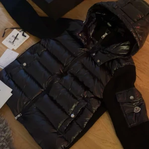 Moncler cardigan - Säljer min moncler jacka som är storlek s utan kvitto fast tagg allt annat finns kvar använd ett tag men helt helt ny inga skador nästan som ny 