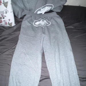 Cortiez byxor  - Bra sick finns en tröja till den storlek M pris diskuteras