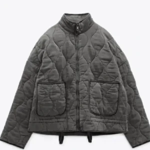 Zara quilted jacka - Intressekoll på min trendiga gråa zara jacka, köpt på plick och i super skick. Storlek L, men liten i  storleken så passar mig som brukar vara en s/m-skriv privat för fler bilder🥰