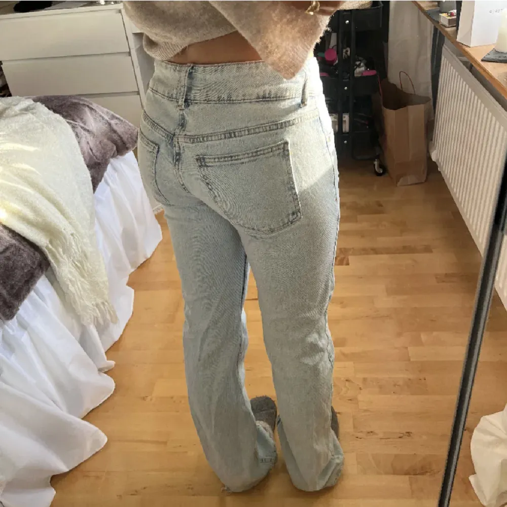 Säljer dessa lågmidjade bootcut jeans. Storlek 38 men små i storleken så sitter bra på mig som har 36❤️. Jeans & Byxor.