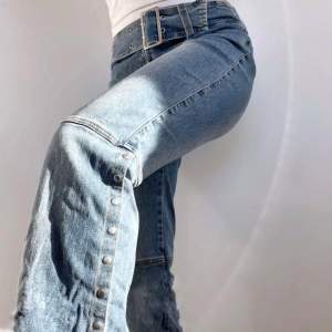 Jeans med inbyggt skärp och nitar längs byxbenen. Strl M. Midjemått: 82  cm, Innerbenslängd: 75 cm. Använt men bra skick. Se även mina andra annonser, jag samfraktar gärna 💫
