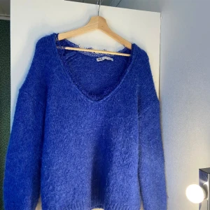 Stickad zara tröja - Säljer denna tröja för den kommer inte till användning längre tyvärr