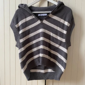 Stickad väst från Zara - Superfin stickad väst från Zara💕 typ aldrig använd i storlek S