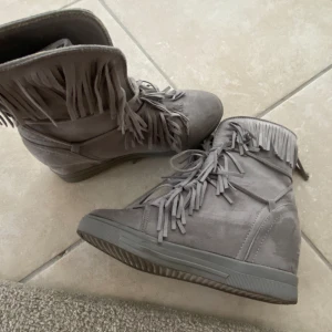 gråa kilklackar med fransar 💕 - Supersnygga kilklackar med fransar💕 Så trendiga och supersnygga till bland annat sommaren. Skulle säga att de passar 37-38