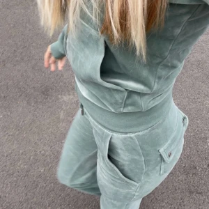 Juciy couture set - Juicy couture sett. Tröja och byxor. Köpta för 1100kr&1000kr säljer båda för 799 Byxor storlek xxs & tröja xs