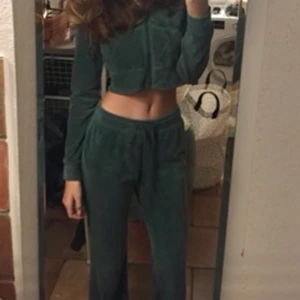 Mjukis set  - Lågmidgade mjukisar med kofta, nypris 600 märke ingen aning orkar inte kolla. Men skitsnygga iallafall