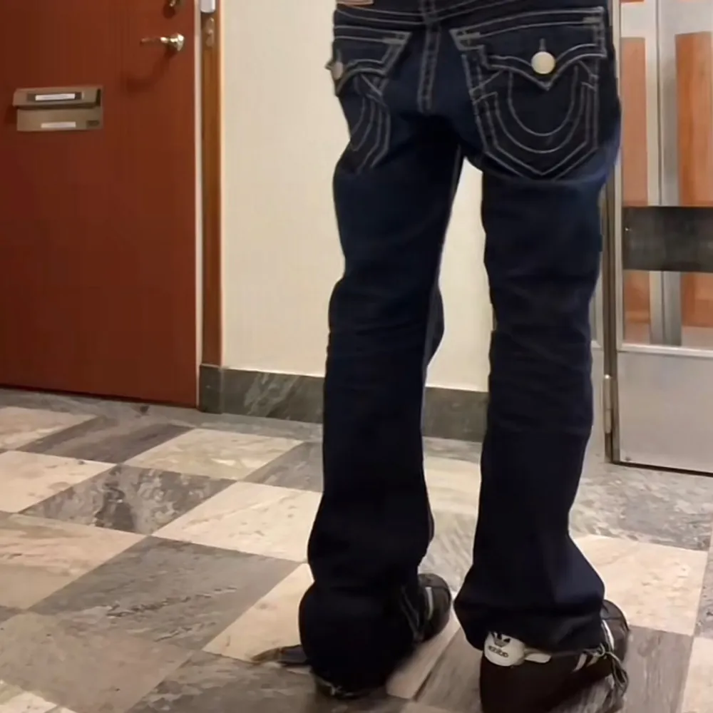 söker bootcut jeans som passar som de i bilden pls hmu. Jeans & Byxor.