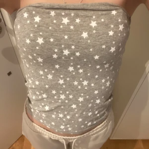 Tube top!  - En jättegullig tube top som sitter jättefint, nästan aldrig använd. Materialet är jätteskönt och inte genomskinligt. Priset kan diskuteras kp 💗