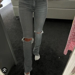 Gråa jeans zara  - Gråa hägmidjade jeans från zara med slita nedtill. Använda få gånger. Nypris 399 kr säljer för 99kr (lånade bilder)