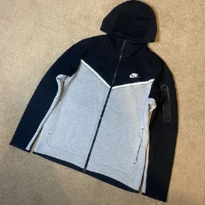 Nike tech fleece - Endast testad. Känns som S storlek M. Säljes pga fel storlek.