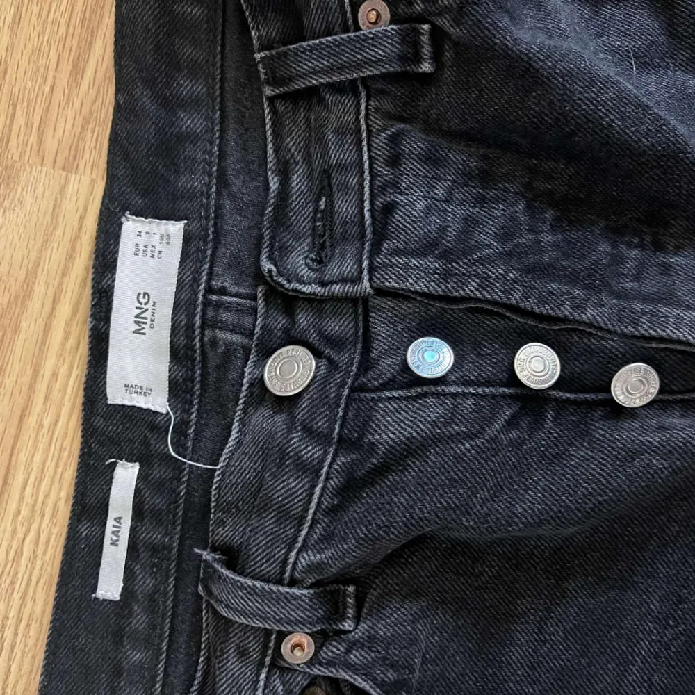 - säljer svarta jeans från mango - använda - bra skick - high waist - stl 34 -. Jeans & Byxor.