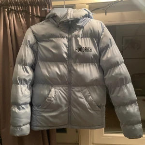 Hoodrich jacka  - Jackar är använd ett fåtal gånger har ett litet hål på innerfickan och även en liten jätteliten fläck på armen, säljer pga ingen användning längre kom prov för mer bilder<3