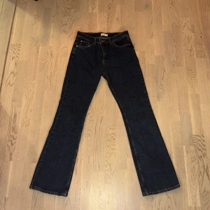 Mid/low waist bootcut - Använda 1 gång och säljer nu för halva priset.