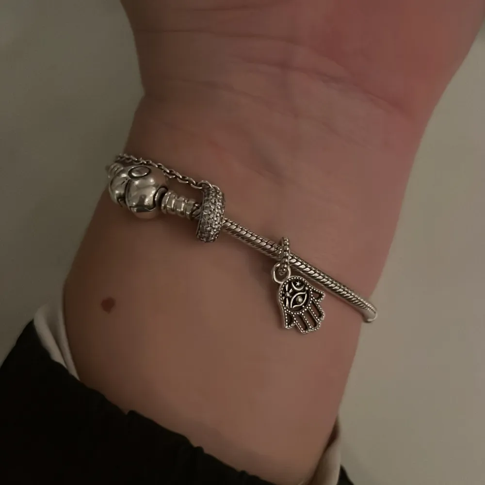 Ny Pandora berlock jag tyvärr inte vill ha längre, endast haft i någon månad så säljer för lite under nypris + frakten. (349kr)😊 Säljer endast berlocken! (Lådan tillkommer inte). Accessoarer.