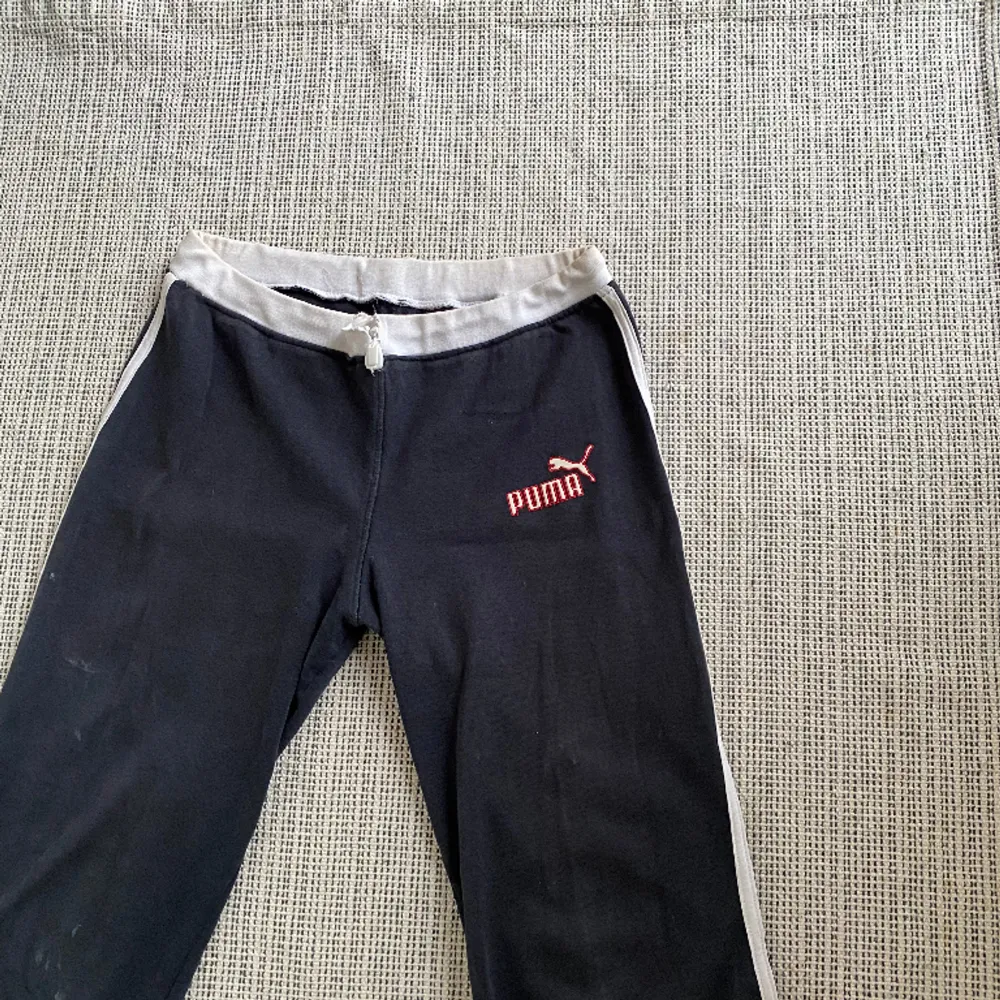 Vintage puma trackpants, bootcut . Jeans & Byxor.