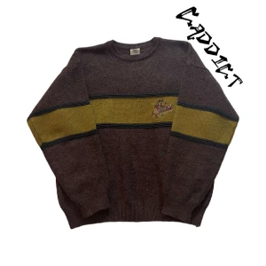 Vintage Sweatshirt  - - Vintage stickad tröja med färgen gul & vinröd - Storleken är Large  - Tveka inte att ställa frågor om plagget 