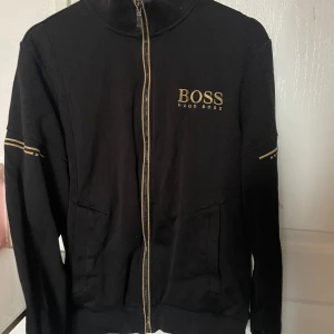 Hugo boss kofta - En äkta Hugo boss kofta som är i bra skick, använt några få gånger. Priser kan diskuteras vid intresse, skriv för fler frågor
