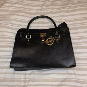 Michael kors väska  - I jätte bra skick ! Knappt använd.