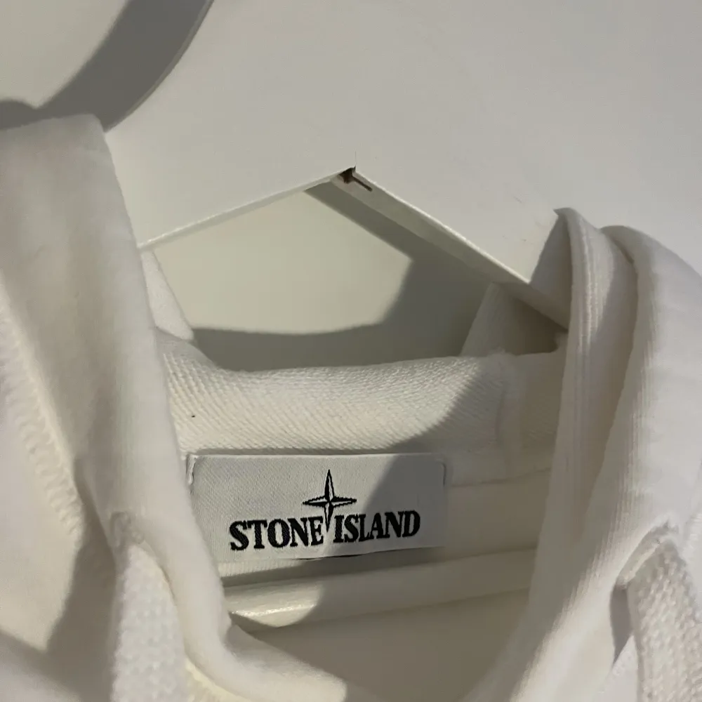 Riktigt snygg stone island hoodie som använts fåtal tillfällen. Köpt på spiga 3 i Göteborg. Kvitto finns! Köpt för 3 300. Inga defekter! Som ny! . Tröjor & Koftor.