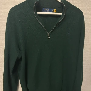 Ralph lauren Quarter Zip - Ralph lauren Quarter Zip i Storlek L. 10/10 skick, aldrig använd. 100% bomull Säljer pågrund av att jag kommer aldrig använda den