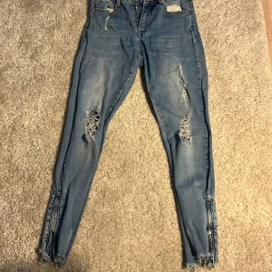 Jeans - Blåa jeans med fina detaljer.