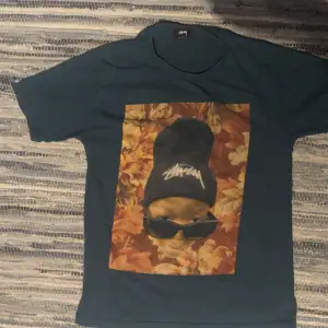 Stussy T-shirt i strl S. Väldigt bra skick. Skriv om du vill ha fler bilder eller har funderingar. Pris går att diskutera vid snabb affär.👍🏻