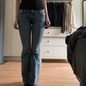 Flame Low Flared Jeans - Jättefina utsvängda jeans från weekday med en låg midja. Säljer då dem inte kommer till användning!💕Använt fåtal gånger