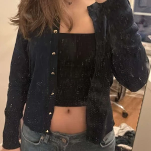 Kofta - Skitnsnygg kofta från Lindex som har jättefina gulddetaljer på!!! Hör av er vid frågor💕