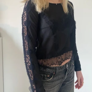 Topp - Supersnygg spets tröja som kommer från H&M, skicket är som nytt 💕