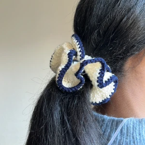Handgjord scrunchie - Jag säljer virkade och handgjorda stretchiga scrunchies på bommullsgarn som jag gjort själv🤗. Funderar på att göra fler och sälja dem här så är öppen till eventuella förslag och förfrågningar om fler i olika färger!💗 