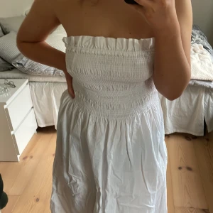 H&M klänning - Jag säljer min klänning jag hade på mig på min studentmottagning. Den är från H&M i storlek M. Den behövs strykas men är väldigt flowig och bekväm💖den kommer med axelband men dem går att ta bort och göra klänningen till en bandau 