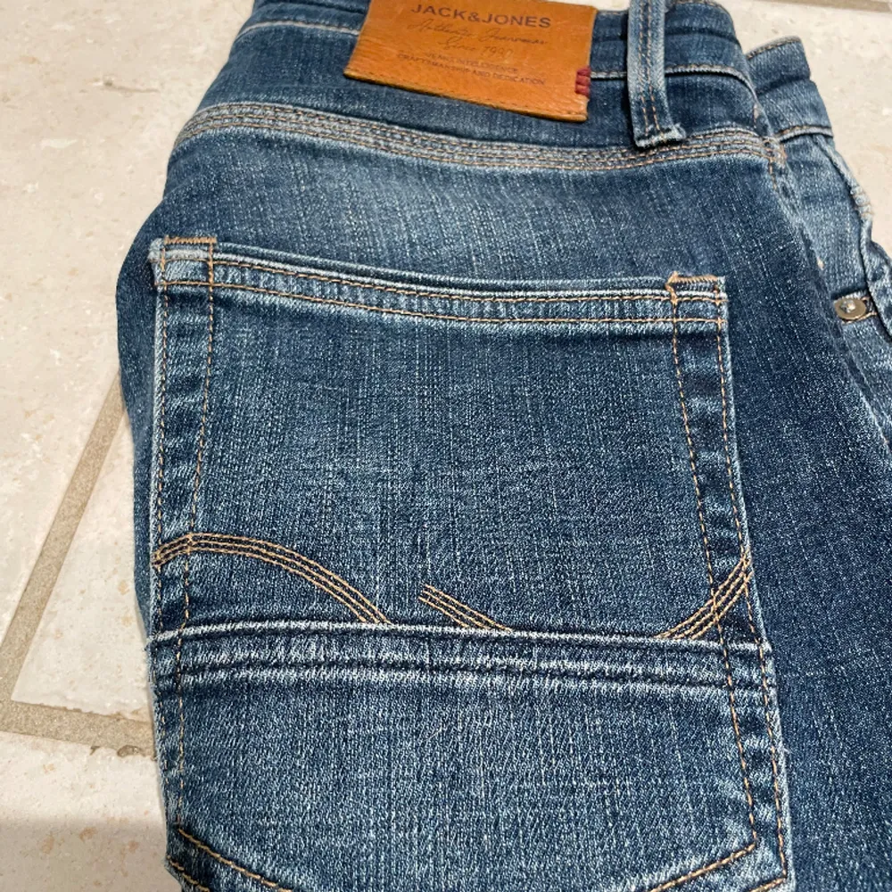 Säljer Jack and Jones jeans i modellen mike comfort fit i storlek 28 30. Jeans & Byxor.