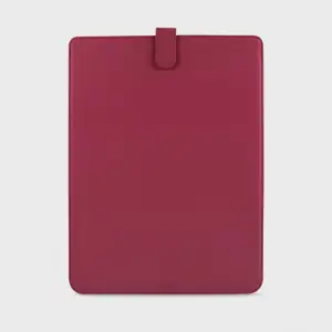 Från holdit i en superfin vinröd färg, Men har bara inte kommit till användning, lapp o allt är kvar på så aldrig användt , för 14” laptop , Nypris : 399 