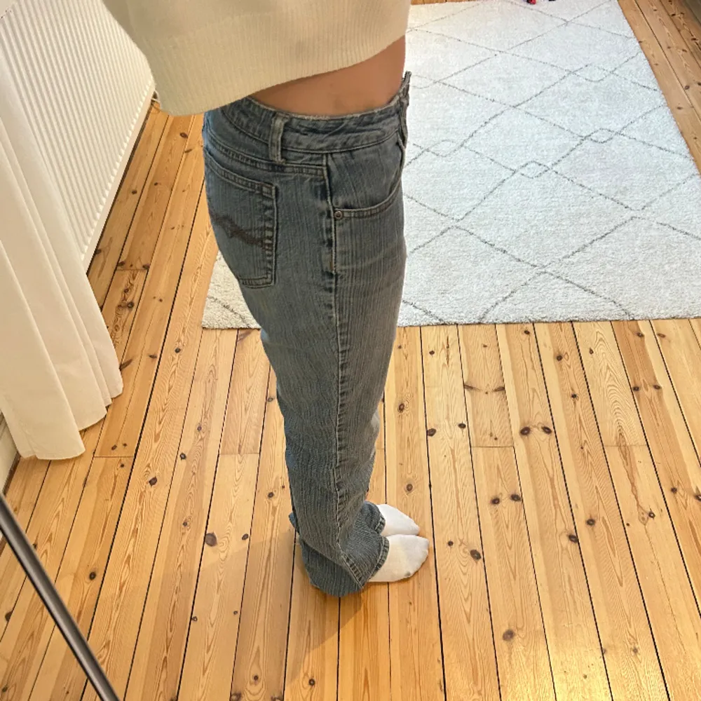 Snygga lågmidjade jeans i cool färg! Innerbenslängden är 76cm och midjemåttet är 38 cm rakt över! Hör av dig vid intresse eller frågor!🩵 Se profil för fler snygga jeans!. Jeans & Byxor.