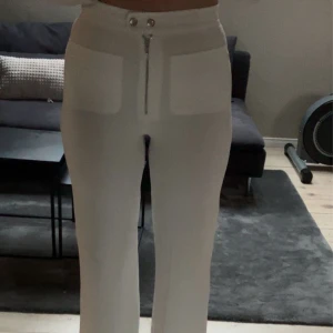 Vita kostymbyxor  - Från BikBok. Finns inga fläckar. Dem är något korta för mig (175cm) så om du vill att dem ska sitta längre på dig utgå efter de. Det är storlek S men dem passar M också, beror på hur man vill att dem ska sitta. Jag är M/L i byxor. Ej gratis frakt!