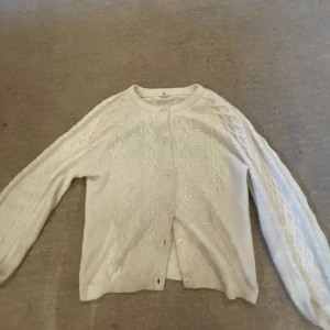 Kofta - Supergullig kofta ifrån hm. Storlek 134/140 men stor i storleken passar typ xs. Fråga vad som helst. Pris kan diskuteras❤️❤️