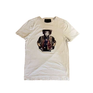 Limitato T-Shirt - Limitato T-Shirt, Ny skick 9/10 Storlek XS Tveka inte på att höra av dig vid minsta lilla fråga eller fundering 