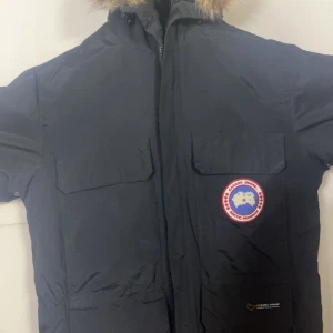 Canada goose jacka - Canada goose jacka oanvänd för att modellen på den är lång o det är it stilen jag gillar
