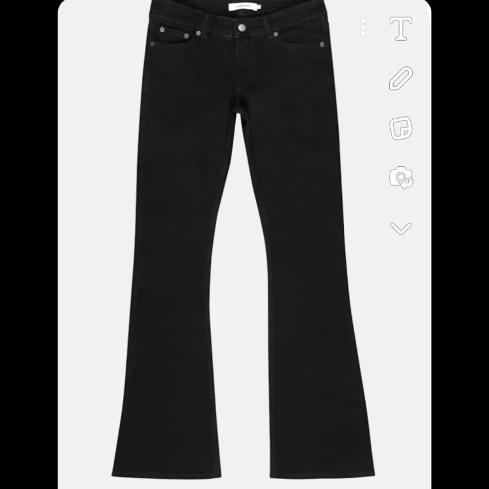 Helt nya jeans som jag bara har testat men d var för stora för mig. Mönster där bak på fickorna oxå. Nypris 600kr mitt pris 399💞 skriv privat för bilder!💕. Jeans & Byxor.