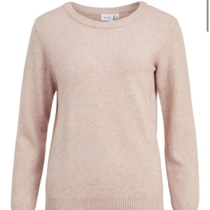 Stickad tröja - Stickad tröja från vila. Den är använd men fortfarande i ett gott skick🩷 skriv för frågor Elelr bilder🩷🩷