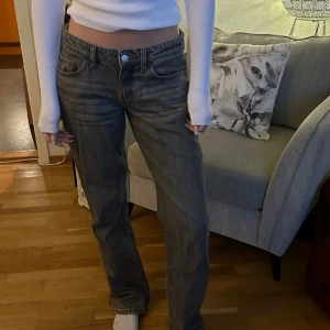 Weekday byxor - Säljer mina weekday byxor i modell Arrow, nypris 590kr. Köparen står för frakten💕