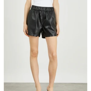 Skinshorts  - Populära skinshorts i L helt oanvända 