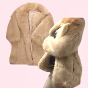 En fin och ren fur coat från Misskoo. Oanvänd!!! Ny pris ligger på runt 1100! Den är fuskpäls 