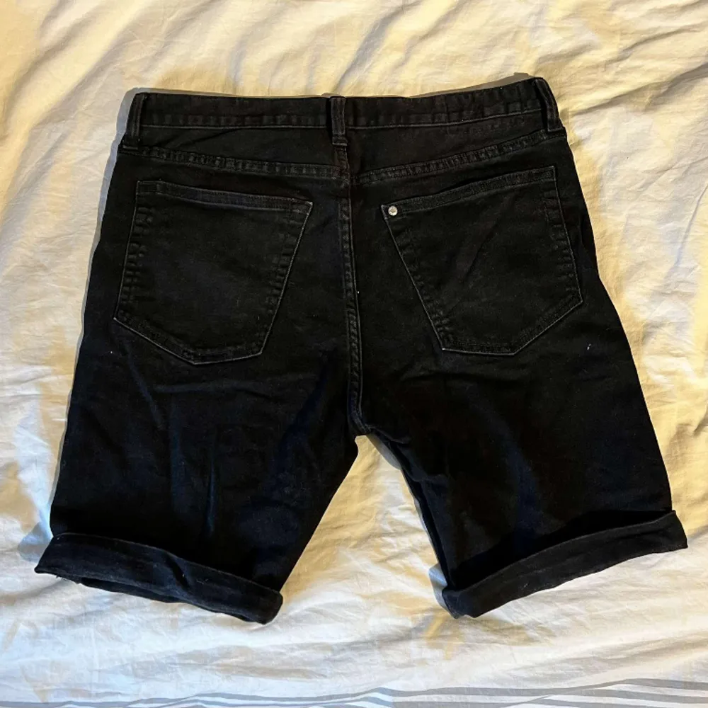 Svarta shorts storlek 32 runt midjan. Köparen betalar för frakten. Priset kan diskuteras vid snabb affär.. Shorts.