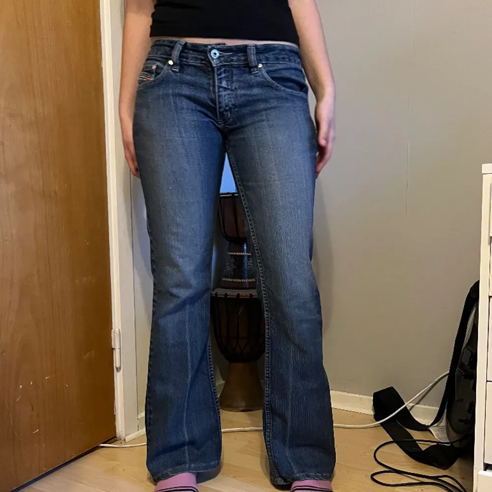 Lågmidjade Bootcut diesel Jeans med detaljer på fickorna!   -midjemått rakt över= 39cm -innerbenslängd= 79cm -längd på hela= 100cm. Jeans & Byxor.