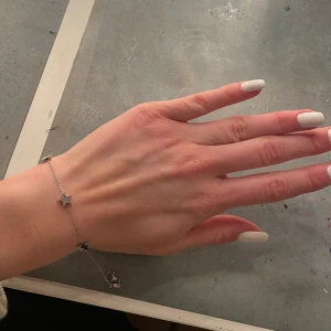 Edblad armband - Säljer mitt fina Edblad armband då det inte längre kommer till användning. Den enda defekten är att en stjärna längst ut sitter löst och inte fast, så den rör sig. När jag har på mig det är det inget man lägger märke på. Orginalpris-349kr! ❣️