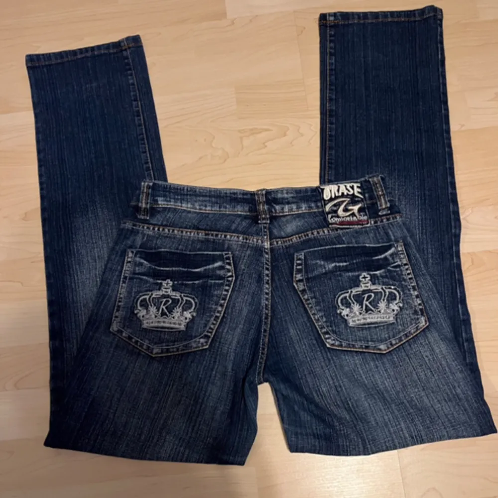 Lågmidjade raka/bootcut Jeans med kronor på fickorna! 👑 -midjemått rakt över= 41cm -innerbenslängd= 82cm -längd på hela= 106cm . Jeans & Byxor.