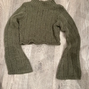 Stickad tröja - Stickad tröja från plt, med prislapp.  Storlek xs. (Kort tröja)