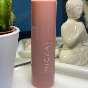 Hickap Blush & Lips Stick - Säljer mitt Blush & Lips Stick från Hickap i färgen - Shimmering Coral. Jag råkade köpa två istället för en av misstag, så nu har jag en helt ny och oanvändad som jag därmed säljer för ett billigare pris💕